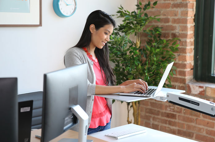 seara-inmovement-woman-standing-desk-featured-image