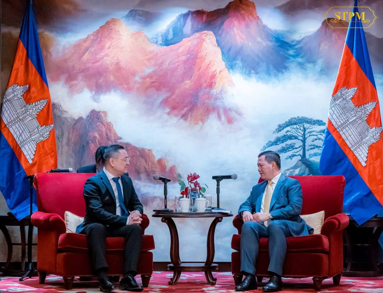 Hun Manet meeting Li Kuo at the Belt and Road Summit 2023