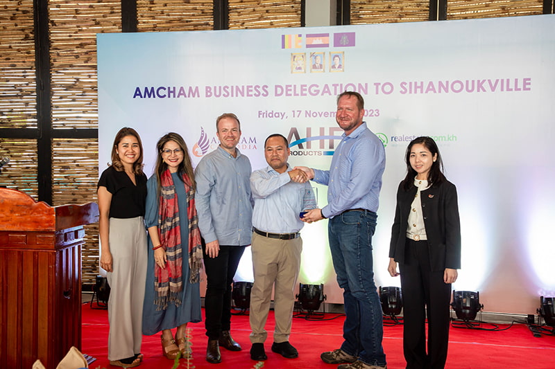 Devin Barta, AmCham President, presents Long Dimanche, Vice-Governor of Sihanoukville, with a token of appreciation.