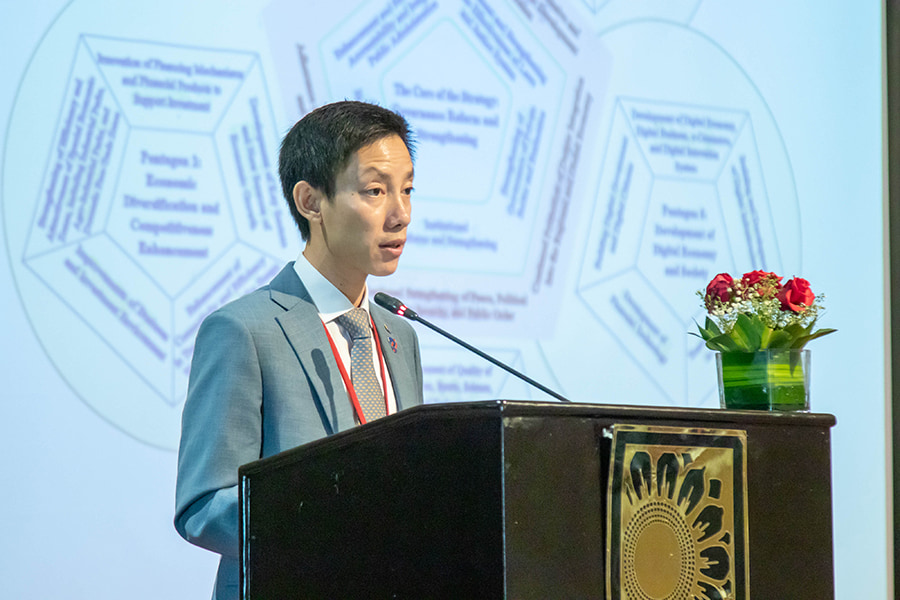 H.E. Sok Sabayna delivering remarks at the Leadership for Good Summit
