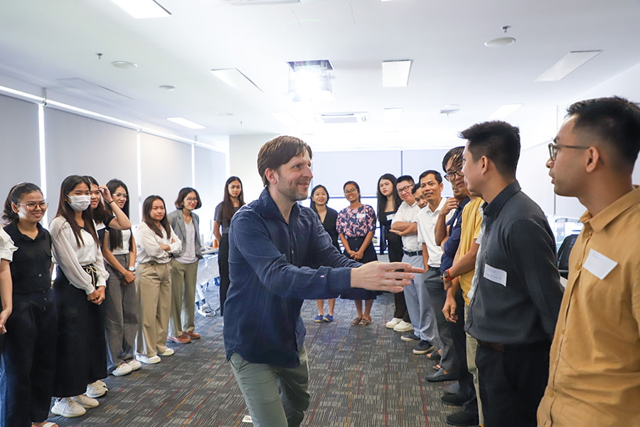 Masterclass participants engage in a group activity at the 'Incubators for Excellence' masterclass by Khmer Enterprise, Swisscontact and the University of St. Gallen 