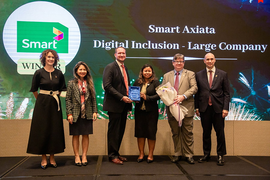 Smart Axiata win Digital Inclusion award at the AmCham CSR Excellence Awards 2023