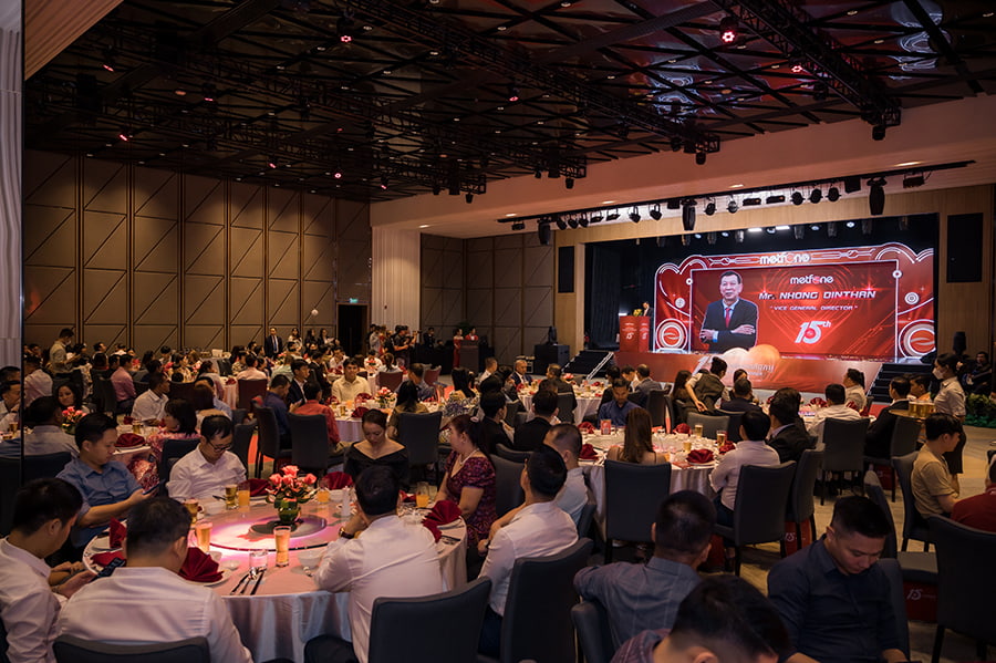 Metfone organised a nationwide dealers meeting event on January 20, 2023, to recognise the achievements of its outstanding agents in 2023 - dinner gala