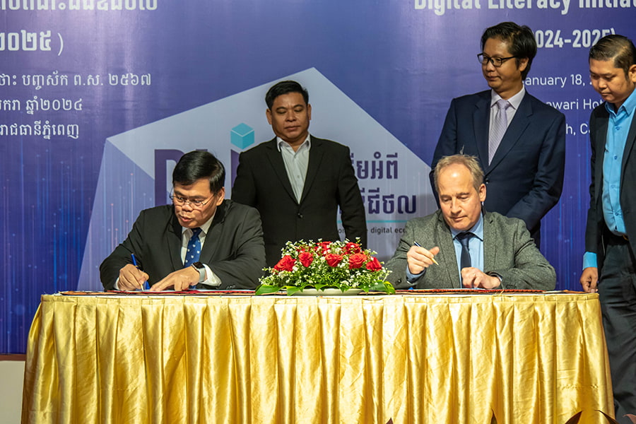 Official MoU signing between H.E. Dr. Om Romny, Secretary of State at the MoEYS, and Daniel Keller, Vice President of the Dariu Foundation, for the launch of the DLI in Cambodia.
