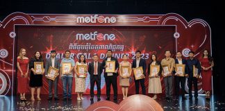 Metfone organised a nationwide dealers meeting event on January 20, 2023, to recognise the achievements of its outstanding agents in 2023 - outstanding Metfone agents stand on stage with their tokens of appreciation