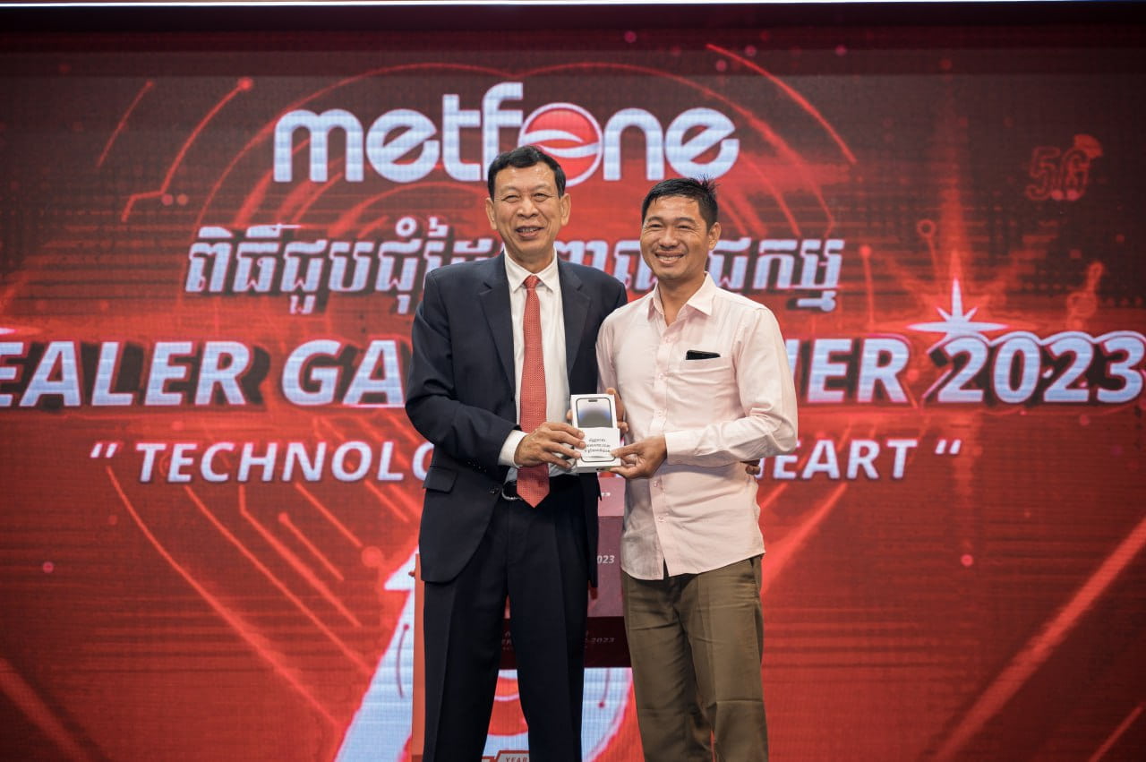 Nhong Dinthan, Deputy General Director of Metfone, presents a gift to an outstanding agent
