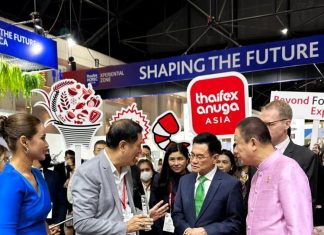 THAIFEX HOREC ASIA 2024 - exhibitor speaks with guests