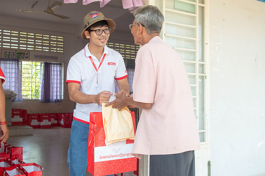 Metfone provides 600 gifts for underprivileged individuals in Kampong Chhnang Province